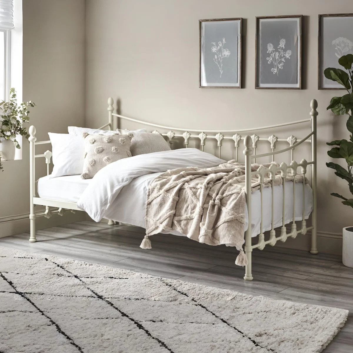 Julian Bowen Versailles Daybed